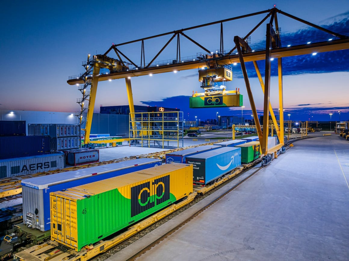 gantry crane loading containers